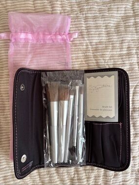3/30$ 🦋 Mary Kay Signature Black and Pink Travel makeup Brush Set with Case